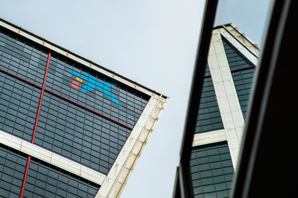 CaixaBank luce en las torres Kio